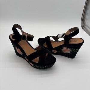Qupid Black Wedges with Floral Design